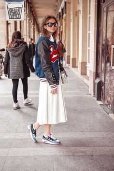 College Jacket, Jacket Outfit Women, College Jackets, Minimal Street Style, Grunge Vintage, Street Fashion Photography, Olivia Palermo