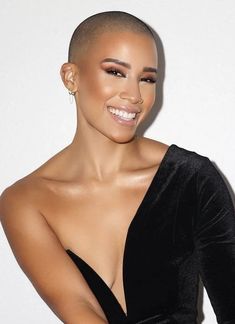 Bald Baddie, Bald Style, Bald Hairstyles For Women, Shave Head, Short Bleached Hair, Bald Beauty, Shaved Hair Women