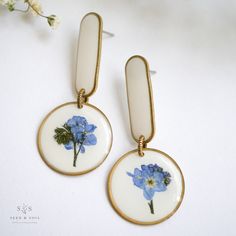 Artist Earrings, Diy Resin Projects, Real Flower Jewelry, Resin Ideas, Modern Shapes, Resin Projects, Pressed Flower Art, Colored Background, Plastic Jewelry