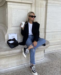 Oversized Black Blazer Outfit, Black Blazer Casual, Jeans Blazer Outfit, 00s Mode, Coffee Date Outfits, Converse Outfits, Stile Hijab