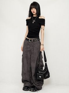 Euro Trash Fashion, Minimalist Edgy Style, Broad Shoulder Women Outfits, Black Concert Outfit, Edgy Feminine Outfits, 2000s Fashion Women, Grunge Fashion Aesthetic, Japanese Alternative Fashion, Edgy Clothes