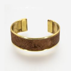 "Cork Bracelet, Portuguese jewelry, Natural Cork Bracelet, Cork Leather, Portuguese Cork, Camouflage Cuff, Jewelry, Eco-Friendly Jewelry □ Length is 6 inches from end to end □ Choose from 3/4-inch, 1-inch & 1.5-inch widths □ Materials: Portuguese Cork, Brass □ Color: Gilded Gold Brass □ Pattern: Cocoa / Metallic Brown DESCRIPTION Flexible brass channel cuff handmade with genuine Portuguese cork. Made of flexible, lightweight tarnish-proof brass & adjustable to most wrist sizes. Photos ar Portuguese Jewelry, Cork Bracelet, Cuff Jewelry, Eco Friendly Jewelry, Gold Gilding, Gold Brass, Brass Color, 6 Inches, Camouflage