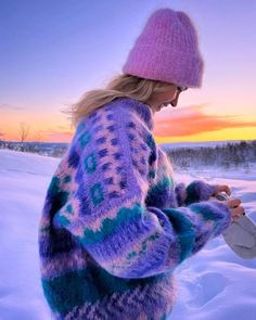 Colorful Winter Aesthetic, Norwegian Outfits, Snowboard Sweater, Apres Ski Outfits, Class Outfits, Norwegian Style, Stylish Winter Outfits, Winter Mood, I Love Winter