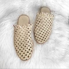 Nwt Free People Mirage Cayne Woven Flat Slip On Sandal Summer Closed Toe Mules, Summer Slip-on Mules With Woven Sole, Spring Beige Woven Leather Espadrilles, Beige Woven Leather Espadrilles For Spring, Summer Sandals With Open Weave, Summer Vacation Sandals With Open Weave, Spring Leather Woven Mules, Casual Woven Closed Toe Mules, Natural Open Weave Sandals For Summer