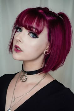 Hair Dye Box Colors, Dark Pink Hair With Bangs, Dark Red Short Hair With Bangs, Short Dark Pink Hair, Dyed Short Hair Ideas, Hot Pink Short Hair, Cool Dyed Hair Ideas Short, Hair Dye Ideas For Short Hair, Short Colorful Hair