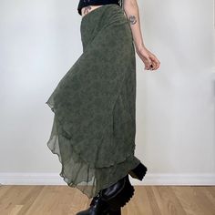 Bohemian Steampunk skirt - a fusion of floral beauty and asymmetrical style Crafted from fluid fabric, our Bohemian Steampunk skirt allows for freedom of movement and comfort, ensuring you look and feel elegant. The green skirt boasts intricate floral patterns, adding a touch of natural beauty to your Steampunk ensemble. The asymmetrical design offers a modern twist to classic Steampunk style while hugging your curves with grace. Features and size chart: Material: soft polyester High-waisted Col Streetwear Skirt, Green Midi Skirt, Asymmetrical Midi Skirt, Midi Skirt Pattern, Fairycore Clothes, Floral Print Midi Skirt, Skirt Y2k, Skirts Midi High Waisted, Long Skirts For Women