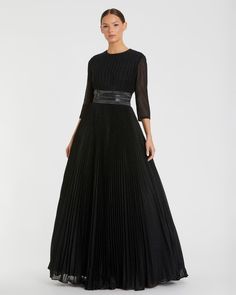 Vestido de fiesta estructurado y brillante con corpiño plisado y falda en forma de A. La manga 3/4 semitransparente llega hasta la mitad del antebrazo y la cintura está definida con una cinturilla adornada de forma espectacular.



 Ieena para Mac Duggal

 Capa superpuesta de malla plisada; forro 100 % poliéster

 Corpiño completamente forrado; mangas transparentes sin forro.

 Escote alto

 Manga 3/4

 Cinturón adornado

 Cremallera trasera

 Largo aproximado desde el hombro hasta el dobladill Evening A-line Pleated Dress With Pleated Hem, Black V-neck Dress With Pleated Sleeves, Black A-line Pleated Evening Skirt, Black Pleated Long-sleeve Dress, Mac Duggal Gown Black, Mac Duggal Dresses, Ball Skirt, Wedding Guest Looks, Mac Duggal