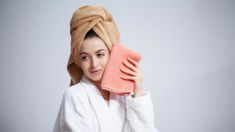 Discover the ultimate guide on how to use a hair towel for healthier, shinier hair! Learn the best haircare tips, benefits & common mistakes to avoid. Haircare Tips, Hair Turban, Hair Towel, Frizzy Hair, Washing Hair, Do Your Best, Hair Care Routine, Shiny Hair, Deep Cleansing