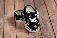 Vans with Halloween candy corn hand painted on each shoe. Diy Fabric Paint, Hand Painted Vans, Hand Painted Toms, Painting Shoes, Painted Vans, Halloween Shoes, Halloween Candy Corn, Men's Toms, Sneakers Athletic