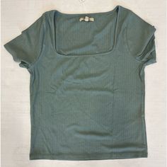 Elevate Your Casual Look With This Madewell Ribbed Square-Neck Crop Top. The Short-Sleeved T-Shirt Is Made Of Soft Viscose Material That Feels Comfortable On The Skin. The Green Top Features A Solid Pattern And A Pullover Closure For A Snug Fit. The Square Neckline Adds A Touch Of Elegance To The Cropped Style, Making It Perfect For Any Occasion. The Madewell Ribbed Square-Neck Crop Top Is Available In Size M, Designed To Fit Regular Size Types. It Is A Great Addition To Your Wardrobe And Can Be Casual Ribbed Scoop Neck Top, Green Cotton Square Neck Top, Green Square Neck Cotton Top, Trendy Green Square Neck Top, Casual Ribbed Square Neck Top, Trendy Top With Ribbed Scoop Neckline, Casual Solid Color Crop Knit Top, Trendy Ribbed Tops With Square Neck, Trendy Ribbed Square Neck Tops