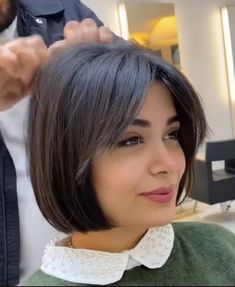 corte-de-cabelo-curto-9 Kort Bob, Bob Haircut With Bangs, Trendy Hairstyle, Shot Hair Styles, Haircuts Straight Hair, Short Bob Haircuts, Hair Color And Cut, Short Hair Haircuts, Short Hair With Bangs