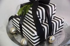 Luxury Black and White Striped Gift Wrap Christmas Wrapping Ideas Creative, Gold Office Decor, Pretty Gift Wrapping Ideas, Gift Wrapping Christmas, Silhouette Gifts, Black White Christmas, Coffee Gifts Card, White Wrapping Paper, Gift Wrapping Ideas