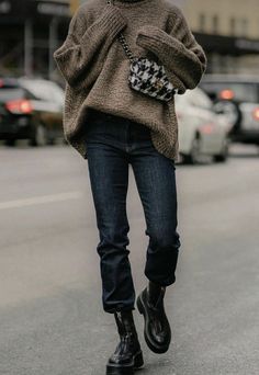 Looks Jeans, Walking Down The Street, Paris Mode, Outfit Jeans, Looks Street Style, Fall Hair Colors, 가을 패션, Looks Style, Mode Inspiration