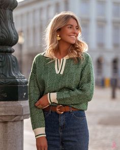 @easyclothesusa / Green Lomond Sweater Stile Blair Waldorf, Adrette Outfits, Fest Outfits, Parisian Women, Elegante Casual, Looks Street Style, Dark Wear, Comfy Sweaters, Mode Inspo