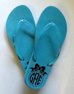 DIY Personalized Flip Flops with Heat Transfer and a Flat Iron! Flip Flops Diy, Htv Projects, Personalized Flip Flops, Monogram Earrings, Silhouette Cameo Machine, Wedding Guest Shoes, Photo Charms