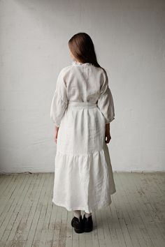 This oversized dress is made from 100% soft and washed linen. Details: - Composition: 100% Oeko-Tex certified linen - Colour: white - Dropped shoulders - Linen belt - Ruffle skirt and neckline - Size: One size - fits all - Medium weight linen - Linen care: machine wash gentle; tumble dry low, ironing optional - The price is for one dress, other pictured items are not included Measurements: Length (from neck down) - 125 cm (49,2 in) Chest width - 140 cm (55,1 in) Sleeve length (from collar) - 60 Relaxed Fit Linen Dress For Brunch, Plus Size Linen Dress, Linen Belt, Linen Pinafore Dress, Linen Pinafore Apron, Baby Apron, Pink Linen Dress, Kimono Style Dress, Linen Pinafore