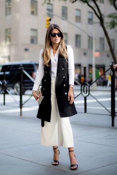 White Culottes, Sleeveless Trench Coat, Sleeveless Trench, Lightweight Trench Coat, Trench Dress, Sleeveless Jacket, Looks Style, Office Fashion