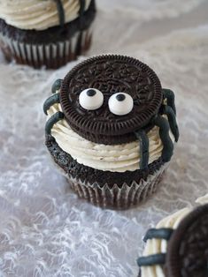 cupcakes decorated with oreo cookies and googly eyes