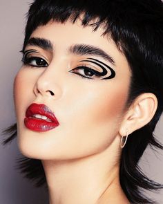 Cool Graphic Eyeliner, Graphic Eyeliner Makeup, Liner Tattoo, Artsy Makeup, Painting Face, Punk Makeup, Scary Clown, Retro Makeup