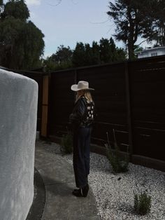 Classy Western Aesthetic, West Coast Cowgirl, Dark Cowgirl Aesthetic Outfit, Western Hat Outfit Winter, Western Inspired Outfits Women, Black Cowboy Hat Outfit Woman, Black Western Hat, Dark Cowgirl Aesthetic, Black Cowgirl Hat Aesthetic