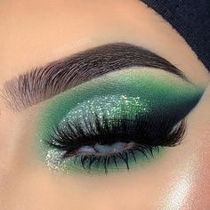 Dark Green Makeup Looks Prom, Emerald Green Makeup Looks, Sliver Makeup, Emerald Eye Makeup, Forest Quinceanera, Sweet 16 Makeup, Quince Makeup, Tiana Party, Warrior Makeup