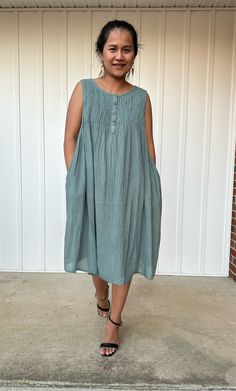 Cotton Sleeveless Dress For Beach, Casual Green Linen Dress For Beach, Summer Sundress With Relaxed Fit, Casual Sleeveless Cotton Sundress, Casual Midi-length Sleeveless Dress For Vacation, Relaxed Fit Summer Sundress For Daywear, Casual Sleeveless Midi Dress For Vacation, Flowy Linen Casual Dress For Daywear, Summer Cotton Sleeveless Dress For Vacation