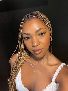 Blond Small Knotless Braids, Caramel Knotless Braids, Caramel Box Braids, Caramel Braids Black Women, Blonde Small Knotless Box Braids, Small Knotless French Curl Braids, Blonde Hair Braids Black Women, Caramel Blonde Braids