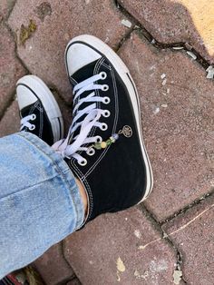 Letter Beads On Shoelaces, Shoe Strap Beads Converse, Converse Shoe Charms, Converse Accessories Diy, Shoe Decoration Ideas, Shoe Charms Converse, Beads On Converse