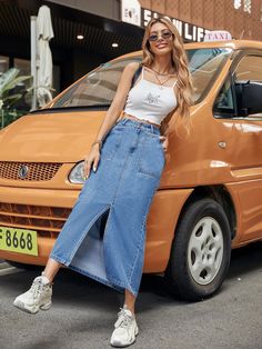 "Casual and Chic: Denim Skirt Looks You'll Love" Summer Denim Skirt, Casual Summer Outfits For Women, Skirt And Sneakers