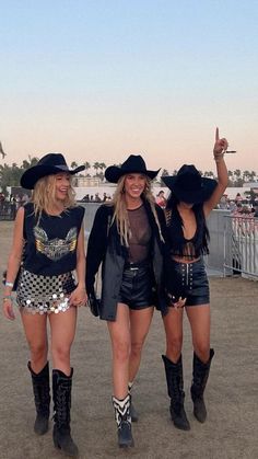 Glam Cowboy, Dresses For Festivals, Country Music Concert Outfit, Country Music Outfit, Traje Cowgirl, Music Festival Style