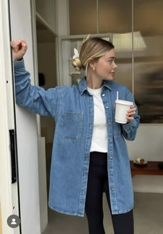 Oversized Casual Denim Blue Shirt, Spring Indigo Denim Shirt, Overshirt Outfit Women, Everyday Button-up Denim Shirt, Overshirt Outfit, Everyday Denim Blue Button-up Shirt, Indigo Unstructured Denim Shirt, Outfits Juvenil, Collage Outfits