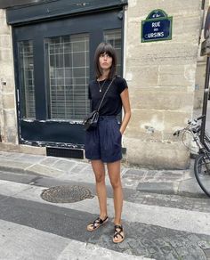 french denim shorts outfits Navy Shorts Outfit, Spring Shorts Outfits, Denim Shorts Outfits, Casual Chic Denim, Hot Summer Outfits, Denim Shorts Outfit, Outfits For Summer, French Women Style, Shorts Outfits Women