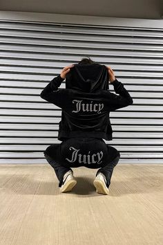 Juicy Couture Track Suit Outfits, Juicy Couture Track Suit Aesthetic, Black Juicy Couture Tracksuit, Juicy Sweatpants, Juicy Couture Aesthetic, Track Suit Outfit, Juicy Track Suit, Juicy Couture Track Suit, 2000s Juicy Couture