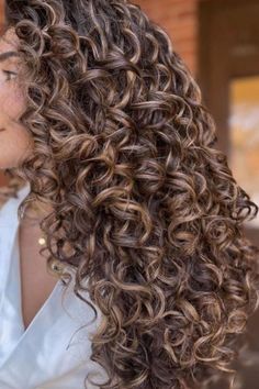 20 Curly Balayage Hair Concepts To Improve Your Hair’s Texture- #Balayage #Curly #Enhance #Hair #hairs #Ideas #Texture Check more at https://howcandothis.com/hairstyleideas/20-curly-balayage-hair-concepts-to-improve-your-hairs-texture/ Curly Hair For School, Hair Color Caramel, Brunette Hair With Highlights