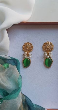 Baroque earrings made of: - Baroque pearls (6 mm), white color; - Geometric Chrysoberyl stones (20 mm x 15 mm), green color; - Brass filigree earrings, round shape Lenght : 4 cm / 1,57 inches * SHIPPING * Your order will be shipped within 1-3 business days from your purchase. You can choose between 2 shipping methods: STANDARD SHIPPING (without tracking) or REGISTERED MAIL (with tracking). * GIFT PACKAGING * If you want the gift box, you can buy it during your order. We will package your jewel i Baroque Earrings, Brass Filigree, Earrings Round, Filigree Earrings, Baroque Pearls, Gift Packaging, Round Shape, Green Color, Green Colors