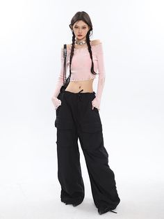 Size: M L XLStyle: StreetColor classification: black gray-greenThickness: RegularClothing style details: pocketsTrouser length: Long pantsWomen's pants type: wide-leg pantsMaterial composition: Other materials size Trouser length waistline Hip circumference Leg circumference M 101 78 108 71 L 102 80 112 72 XL 103 82 116 73 Illustration Poses, Parachute Cargo, Junior Pants, Streetwear Pants, Style Cargo Pants, Trendy Streetwear, Body Proportions, Style Cargo, Boho Floral Dress