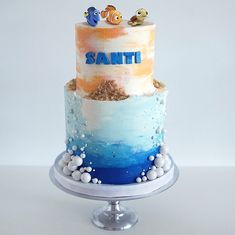 there is a cake that has been decorated to look like an ocean scene with fish on top