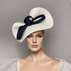 Elegant Ivory and Navy Blue Kentucky derby hat for woman. This cream and navy blue fascinate hat is embellished with a big bow. It is a perfect hat for weddings, Royal Ascot horse races, cocktails, derby... It is mounted on a thin headband (with silicone ends to prevent a headache) and small comb. If you want, you can choose the side of the head were you like to wear the fascinator, just convo me. Any color of the fascinator can be changed to order. * PROCESSING TIME: 1 - 10 business days. * DEL Derby Hats Diy Ideas, Ascot Horse Racing, Navy Blue Fascinator, Kentucky Derby Fascinator, Blue Fascinator, Horse Races, Royal Ascot Hats, Derby Outfits, Occasion Hats