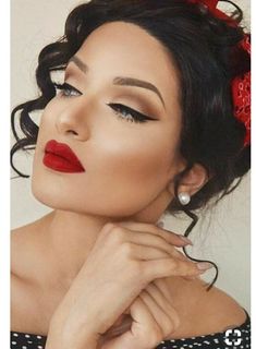 Maquillage Pin Up, Rockabilly Makeup, 50s Makeup, Vintage Makeup Looks, Black Eye Makeup, Pin Up Makeup, Pin Up Looks, Eye Makeup Styles