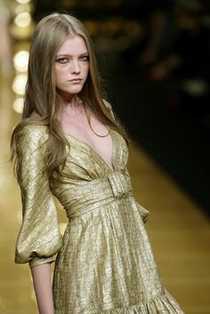 vlada roslyakova - Ecosia - Images 2007 Runway, Walking Outfits, Runway Beauty, Elie Saab Spring, Top Models, Green Prom Dress, Vogue Russia