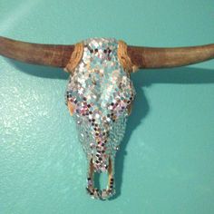 So rad! Mosaic Cows, Horn Ideas, Decorated Skulls, Deer Head Decor, Bling Decor, Painted Skulls, Antler Ideas, Cow Skulls, Wall Murals Diy