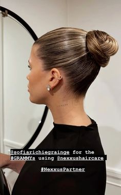 High Sleek Bun Wedding Hair, Sofia Richie Slick Back Hair, High Slicked Bun, Sleek Evening Hairstyles, High Sleek Bun Hairstyles, Slick Back Bun Wedding Guest, Medium High Bun Wedding Hair, Sleek Back Wedding Hair, Sofia Richie Slick Bun