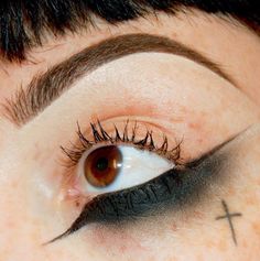 Creative Eyeliner, Under Eye Makeup, Skincare Hacks, Best Eyeliner, Graphic Liner, Colored Eyeliner, Goth Makeup, Eyeliner Looks, Gel Liner