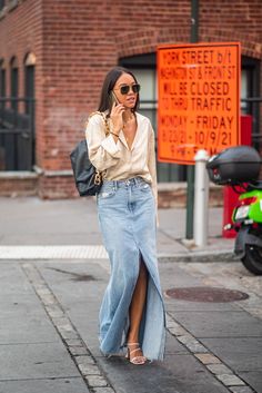 Denim Maxi Skirt Outfit, Spring Dress Trends, Style Désinvolte Chic, New York Fashion Week Street Style, Maxi Outfits, Maxi Rok