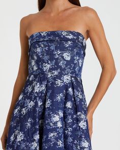 Adoptez l'élégance intemporelle avec cette robe midi. Doté d'un décolleté bustier et d'un imprimé floral intégral, c'est le look parfait pour un invité de mariage ou un cocktail.



 Mac Duggal


 Tissu brocart (100% polyester)


 Entièrement doublé

 Encolure sans bretelles

 Brocart imprimé fleuri

 Fermeture éclair dissimulée au dos


 Environ. 48" du haut de l'épaule à l'ourlet inférieur


 Disponible en Bleu Multi


 Modèle #68617 Blue Floral Print Dress With Straight Neckline, Blue Dresses With Floral Print And Straight Neckline, Blue Floral Print Midi Dress With Straight Neckline, Blue Midi Dress With Floral Print And Straight Neckline, Evening Midi Dress With Floral Print And Straight Neckline, Midi Length Strapless Dress For Garden Party, Elegant Floral Print Strapless Dress For Gala, Elegant Strapless Dress With Floral Print And Fitted Bodice, Elegant Blue Bandeau Dress