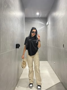 Fashion Cargo Pants For Women, Being Cargo Pants Outfit, Black And Beige Outfit Aesthetic, Fits With Khaki Cargo Pants, Oversized Tee With Cargo Pants, Cargo With Tshirt, Cargo Pants Woman Outfit, Basic Outfits Women Summer, Cargo And Tshirt Outfit