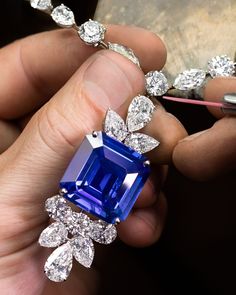 Each diamond is a work of art, captured togther by a master craftsman in the Graff workshop. High Jewelry Design, Modern Diamond Jewelry, Blue Sapphire Jewelry, Gucci Pink, Blue Sapphire Necklace, Cartier Jewelry, Sapphire Necklace