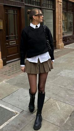 Rok Mini, Skirt And Boots, Fest Outfits, London Outfit, Skirts With Boots, Miniskirt Outfits