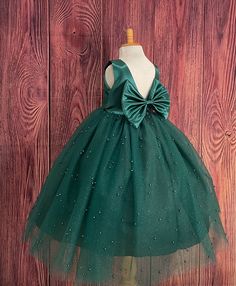 Our enchanting Ankle Length flower girl dresses are sure to turn heads! Bodice is made of Hunter Green satin, waist consists of a matching sowed in sash (NOT DETACHABLE) The back of the dress has an open deep V-Back with a hidden zipper, followed by a detachable bow. The skirt has 4 tulle layers for fullness, the top layer of tulle consists of pearls. The dress has 2 layers of lining with crinoline. This dress is perfect for any occasion!  Dress Is Pictured with a petticoat NOT INCLUDED https://www.etsy.com/listing/1305138635/white-ankle-length-petticoat-wedding?click_key=50d449c187c9e82c565249da914d7ed38b32b9f7%3A1305138635&click_sum=17db9314&ref=shop_home_active_2 Visit our store, more items to come!  https://www.etsy.com/shop/LittledarlnBoutique?ref=profile_header CUSTOM MEASUREMENTS AV Green Flower Girl Dresses, Baby Dress Embroidery, Frocks For Babies, Dark Green Dress, Baby Dress Patterns, Princess Ball Gowns, Long Frocks, Etsy Wedding Dress, Wedding Dresses For Girls