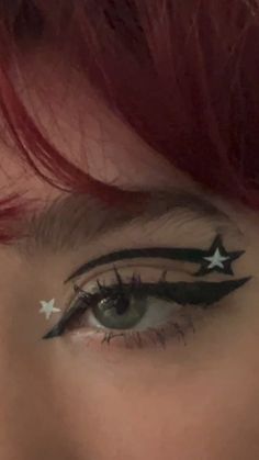 Easy shooting star graphic eyeliener Cat Inspired Makeup Looks, Under Eyelashes Eyeliner, Metal Concert Makeup Ideas, Graphic Eyeliner Star, Inner Corner Star Eyeliner, Creative Eyeliner Looks Hooded Eyes, Star Makeup Ideas, Cute Simple Eyeliner, Big Eyeliner Makeup